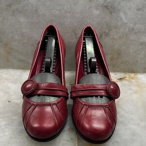 Gianni Bini red pumps with Button Detail